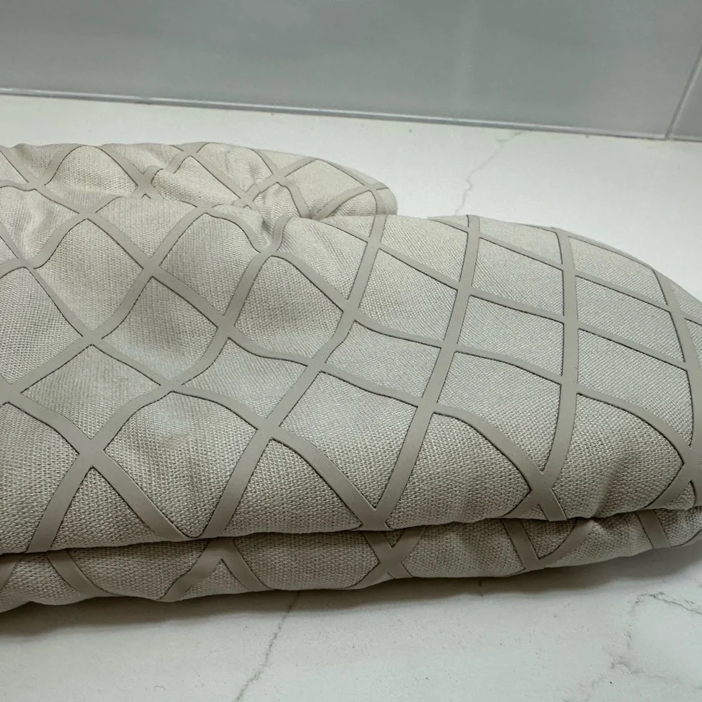 Figmint Oven Mitt Light Gray 100%Cotton terry lining and silicone grip NWT